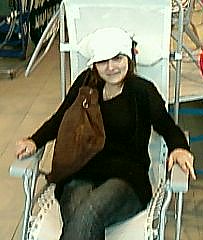 la j ss assise sur une chaise de 100 euros